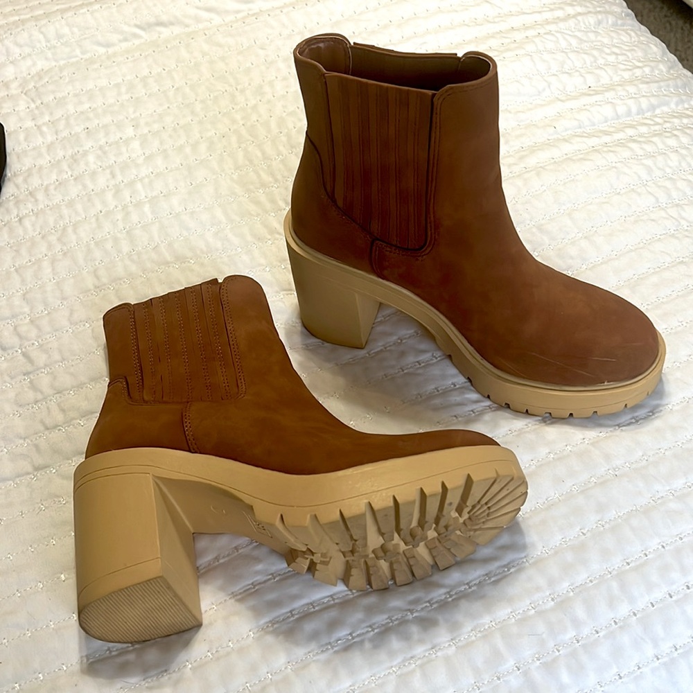 Women’s chunky heel bootie